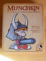 Kártyajáték MUNCHKIN német nyelvű - 168 lapos + 1 dobókocka + játékszabály fémdobozban