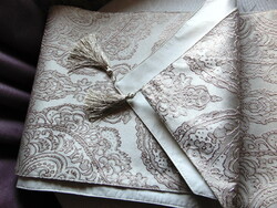 VÉGKIÁRUSÍTÁS!!! 50 %-OS LEÁRAZÁS TEXTIL TERMÉKEKRE !!! Nagyméretű elegáns futó asztalterítő