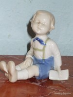 NÉMET PORCELÁN KISFIÚ KÖNYVVEL.
