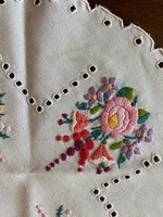 Nagyon szép,precíz hímzésű magyaros terítő. Gyönyörű munka. Slingellt. Mérete:28 cm