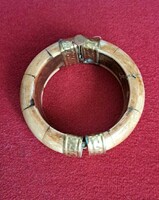 Réz-csont karkötő,Mérete: belső átmérő 5.5 cm. külső 8 cm.