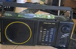 Retro hordozható Fm rádió.