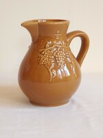 Régi barna mázas porcelán boros korsó kiöntő kancsó szőlő fürt levél ág minta 0,5 l