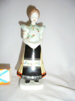 Hollóházi porcelán matyó ruhás lány figura, nipp
