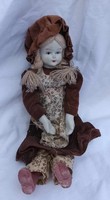 Vintage porcelán fejű és végtagú lányka baba barna bársony ruhában
