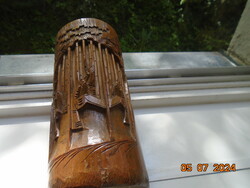 BITONG hagyományos kínai faragott bambusz ecset tartó. öreg bölcsek találkozója az erdőben motívum