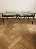 Kovácsoltvas francia asztal üveg lappal.