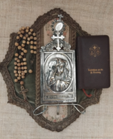 Antik keresztény hagyaték Mater Dolorosa szent ezüstözött állvány plakett rózsafüzér terítőn