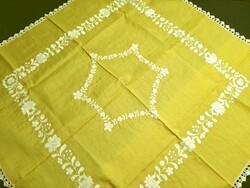 ÚJ! Kalocsai mintával hímzett sárga terítő 90 x 90 cm