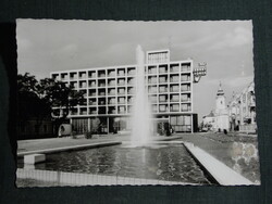 Képeslap, Kecskemét, Aranyhomok szálló, hotel látkép, szökőkút részlet, 1965-