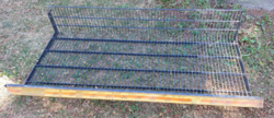 Fekete fém akasztós rácsos bolti polc 1,25m hosszú,60cm széles,25cm magas,eredeti német árcédulákkal