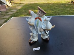 A0638 GDR libás fiú italos porcelán