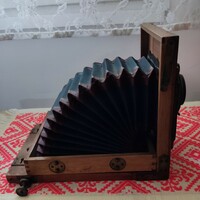 Hordozható fa fényképezőgép Goerz objektívvel,tripod álvánnyal.