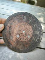 Antik 2 súlyos 2 rugós vagy asztali kandalló óra szàmlap rézből cizellàlt vésett. Barokk rokokó