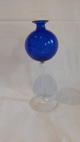 Retró kobaltkék kézzel fújt gömb váza színtelen üveg talppal / szárral (18,7 cm)