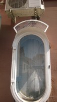 Kültéri reklámvitrin-Nagyméretű fali ovális vitrin fém, biztonsági zárral 137x75x36 cm+felső