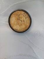 Ezüst szelence, faragott jelenetes betéttel
