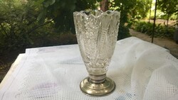 Ólomkristály váza ezüst talppal, teljes felülketén csiszolva, mestermunka m 17,5 cm