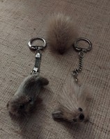 RETRO VALÓDI SZŐRBŐL KÉSZÍTETT ALJÁN JEZETT FÓKA KULCSTARTÓ ÉS EGY SÜNIKE BROSS KITŰZŐ EGYBEN