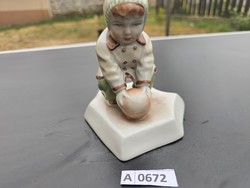 A0672 Zsolnay labdázó fiú Sinkó