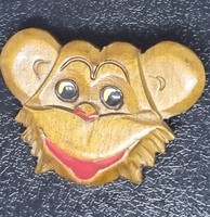 Vintage faragott, festett fa majomfej bross kitűző