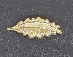 Vintage arany színü levéleg gyönggyel díszített bross kitűző
