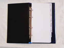 Névjegykártyatartó 4 gyűrűs 80 zsebes 145x258x30 mm Névjegykártya tartó