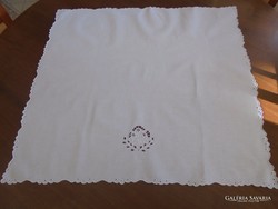 Kézi azsúrozású, slingelt, lyukhímzéses antik terítő 70x75