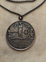 Régi bronz két oldalas medálion hosszú vastag bronz láncon