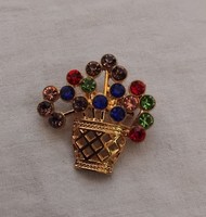 Aranyozott  színes csiszolt csillogó kövekkel ékített  virágkosár bross kitűző