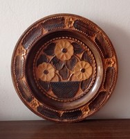 Virág mintás nagy méretű faragott fa tányér 33,5 cm