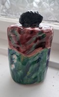 Majolika fűszertartó ,jelzett eozin mázzal.Mérete: 12 cm