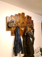 Nagyméretű, használt deszkákból készült fogas, ruhatartó, fali panel