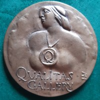 Asszonyi Tamás: Qualitas Galéria, bronz plakett, 92 mm