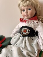 Nagyméretű porcelán fejű baba osztrák tiroli népviseletben