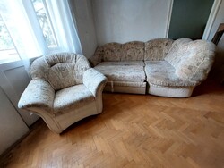 Ággyá alakítható sarok kanapé, ágynemű tartóval, 1 fotellal.