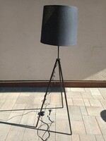 Modern design tripod állólámpa. Alkudható.