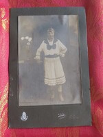 Illiás Anna  régi fotográfiája egy  fiatal hölgyről - kabinet fotó magyar címerrel