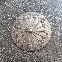Vintage fém dombor mintás iparművész bross kitűző