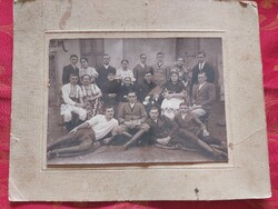 Régi fotográfia az 1930-as évekből hímzett népi viseletben