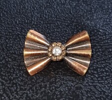 Vintage réz, közepén kristály berakással díszített masni bross kitűző