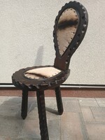 Brutalista faragott fa  tripod kecskebőr szék.60-évek.   Alkudható.