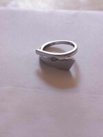 Eladó szép, köves fehér arany gyűrű, vékonyabb ujjra való