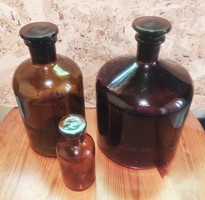 3 darab barna, csiszolt kupakos gyógyszeretári, patika üveg 2,7 liter, 1,2 liter, 1,5 dl.