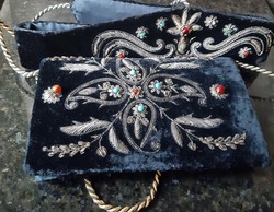 Vintage gyöngy és ezüstszálashímzéssel készült táska övvel!