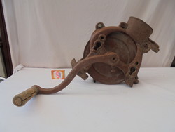 Antik öntöttvas kézi kukorica morzsoló