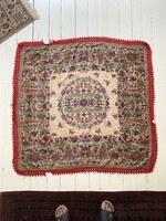 KÍNAI KÉZIMUNKA ÁZSIAI EMBEREKKEL ÉS VIRÁGOKKAL DÍSZÍTETT TEXTIL TERÍTŐ 123 x 128 CM