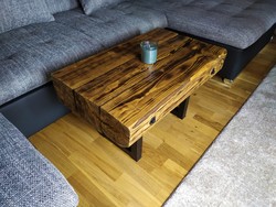 Rusztikus tömör fenyő fa dohányzóasztal, design dohányzó asztal gerendából, világosbarna színben