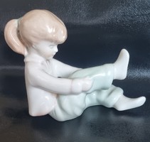 Zoknit húzó kislány Aquinkum porcelán nipp