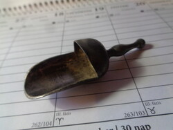 Fűszeradagoló  , só - bors adagoló , kiskanál  , ónból  angol gyártmány , mérete 7,5 mx 2,5 cm